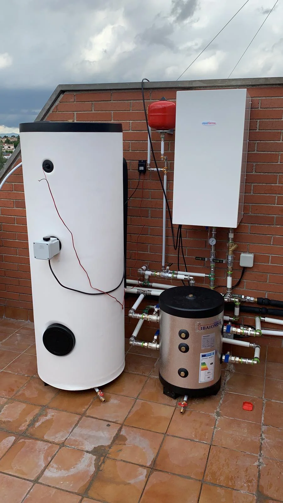 Depósito de agua caliente sanitaria conectado a un equipo de aerotermia instalado por CADI