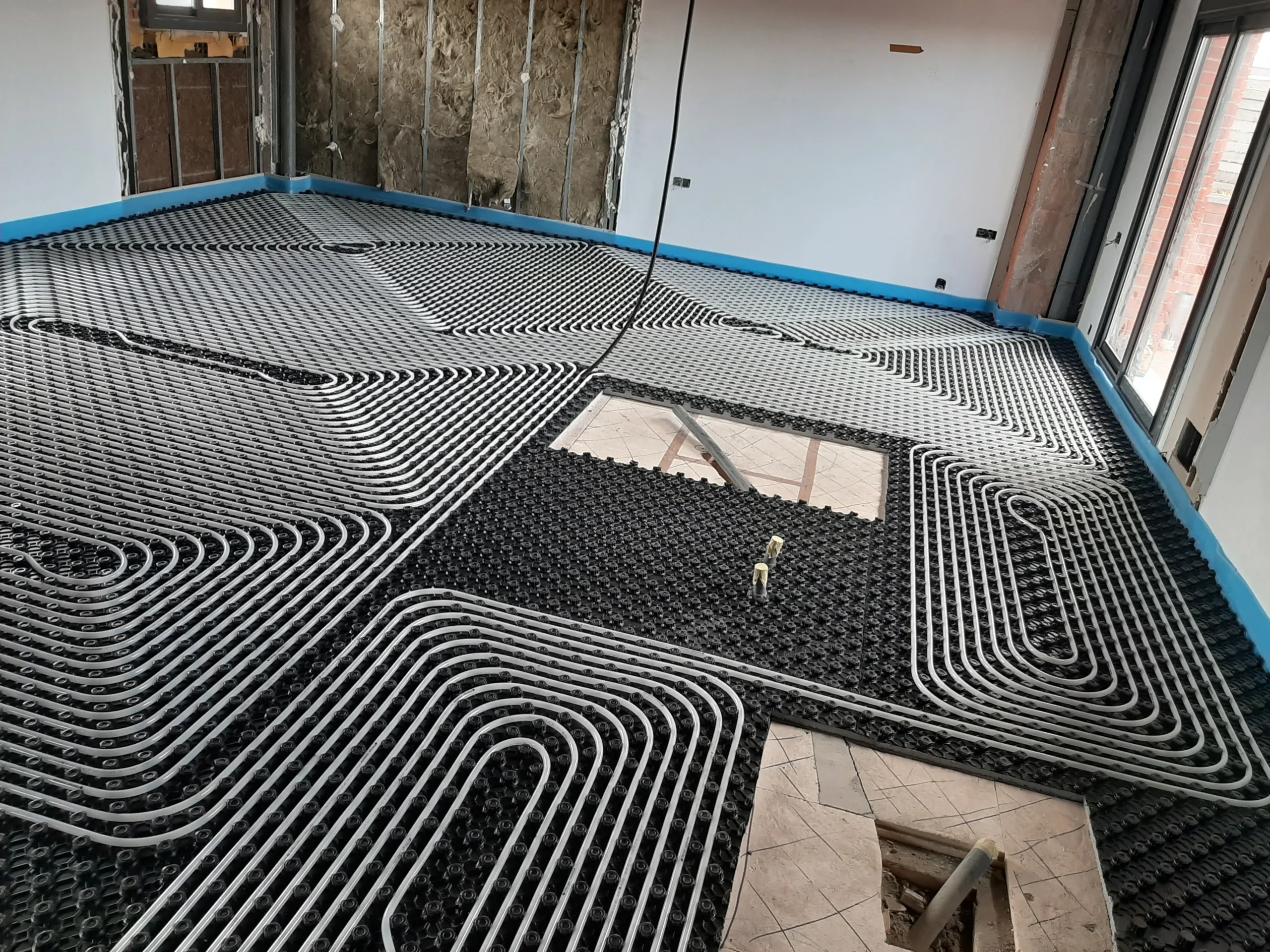 Equipo exterior de aerotermia instalado por CADI en una vivienda del Vallès