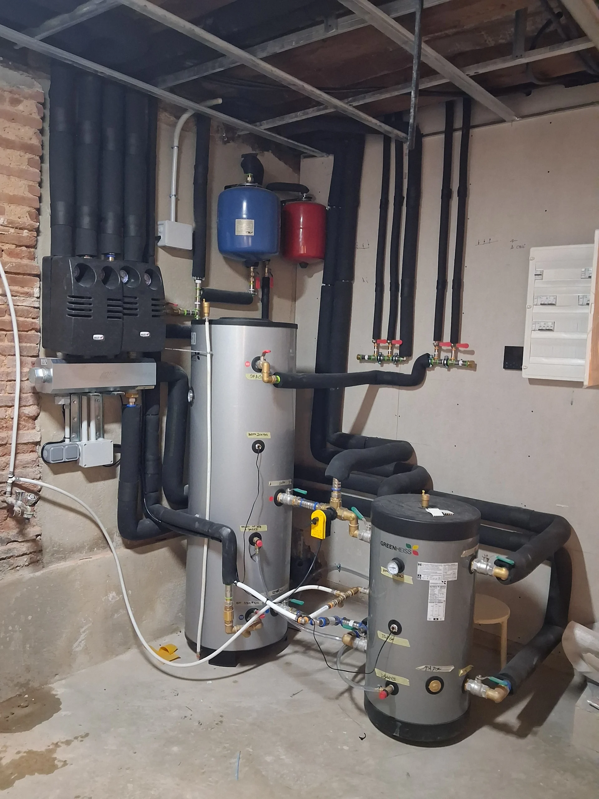 Instalación hidráulica de un sistema de aerotermia conectado al circuito de radiadores existente
