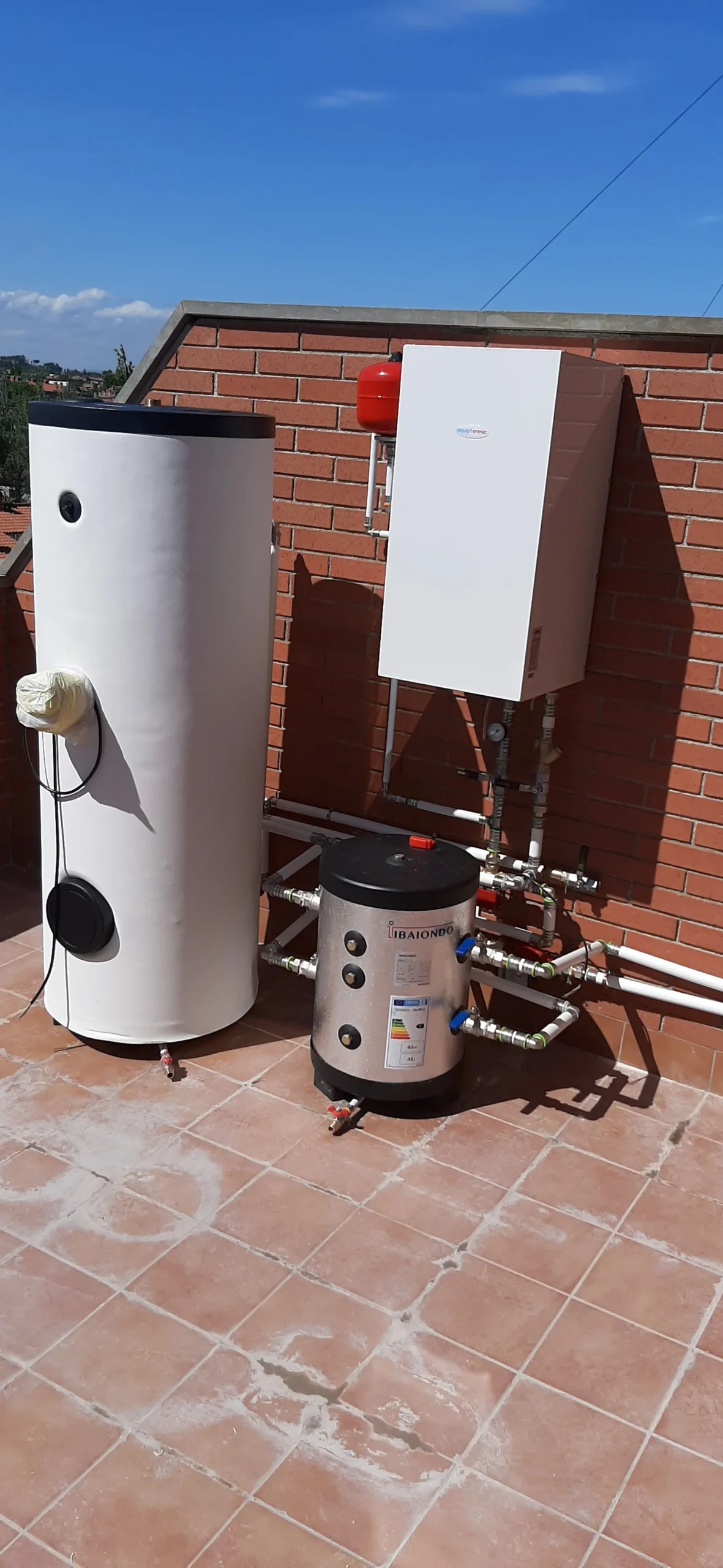 Sistema de aerotermia con depósito de acumulación de agua caliente en una vivienda del Vallès